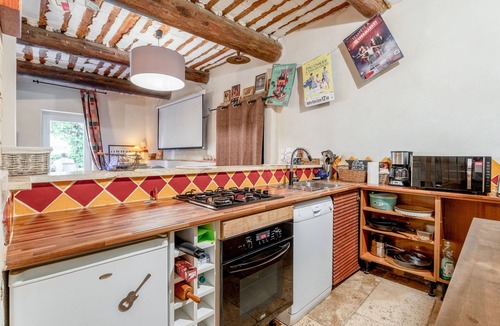 Le Thor House | Holiday Home 'Le Mas Des Mourguettes' with Shared Pool, Wi-Fi and Air Conditioning