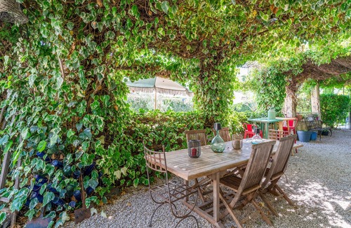 Le Thor House | Holiday Home 'Le Mas Des Mourguettes' with Shared Pool, Wi-Fi and Air Conditioning