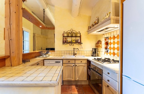 Velleron House | Holiday Home 'Le Patio' with Shared Pool, Private Terrace and Wi-Fi