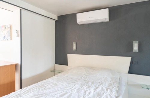 Quartier des Espesses House | Holiday Home 'Maison Des Charmettes' with Private Garden, Balcony and Wi-Fi