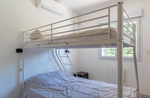 Quartier des Espesses House | Holiday Home 'Maison Des Charmettes' with Private Garden, Balcony and Wi-Fi