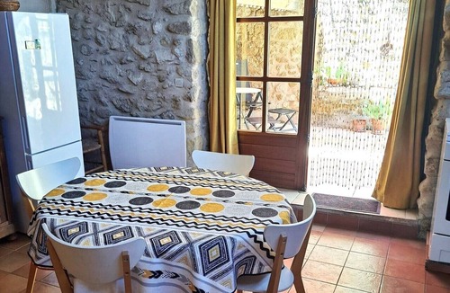 Cadenet Apartment | Holiday Home 'Maison Des Trois Soeurs' with Mountain View, Wi-Fi and Air Conditioning