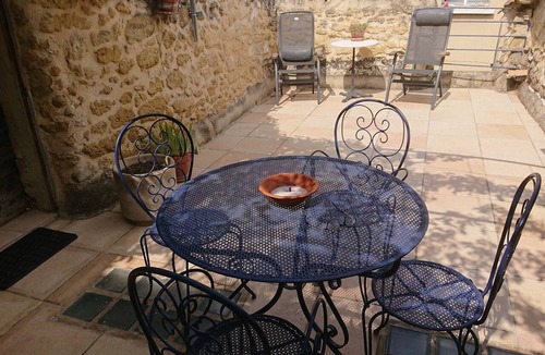 Cadenet Apartment | Holiday Home 'Maison Des Trois Soeurs' with Mountain View, Wi-Fi and Air Conditioning