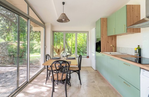 Apt House | Holiday Home 'Maison Marvic, Le Tilleul T3' with Mountain View, Shared Pool and Wi-Fi