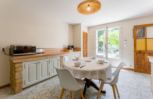 Jonquieres House | Holiday Home "Mas des Amandiers" with Private Pool, Terrace, and Wi-Fi