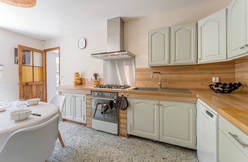 Jonquieres House | Holiday Home "Mas des Amandiers" with Private Pool, Terrace, and Wi-Fi