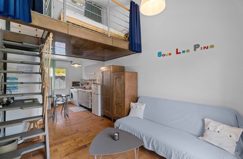La Garde House | Holiday Home "Sous les pins" with Private Garden, Wi-Fi and Air Conditioning