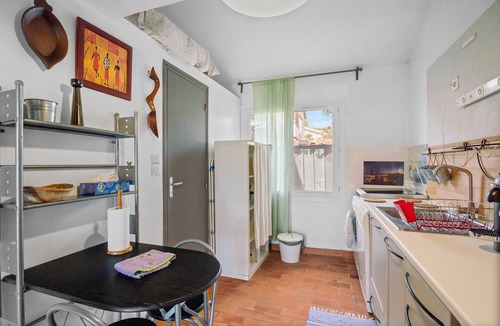 La Garde House | Holiday Home "Sous les pins" with Private Garden, Wi-Fi and Air Conditioning