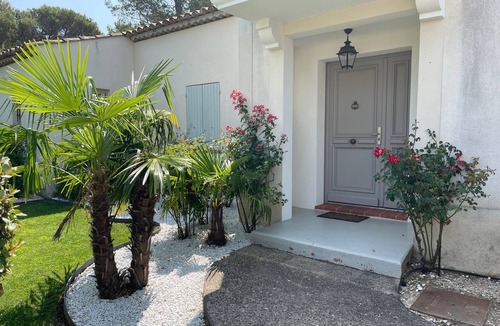 Pont Royal House | Holiday Home 'Villa Avec Piscine Sur Le Golf' with Private Pool, Wi-Fi and Air Conditioning