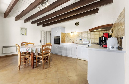 Saint-Gilles House | Holiday Home with Private Terrace, Wi-Fi, and Air Conditioning