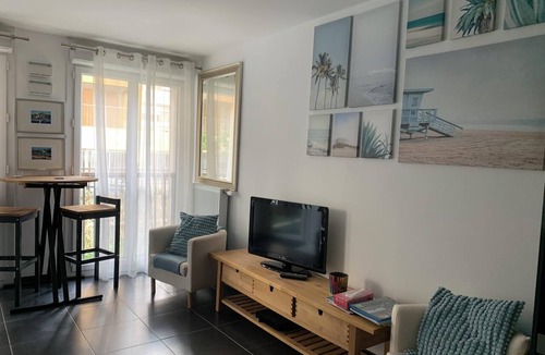 Saint-Victor Apartment | Homerez - Apartment in Marseille, garden view