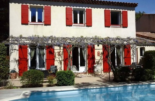 Pont Royal Villa | Homerez - Modern Villa with Private Pool in Mallemort