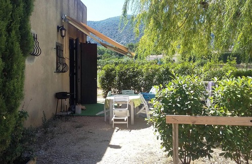 Maubec Apartment | Homerez - Spacious Apartment in Maubec with Shared Pool