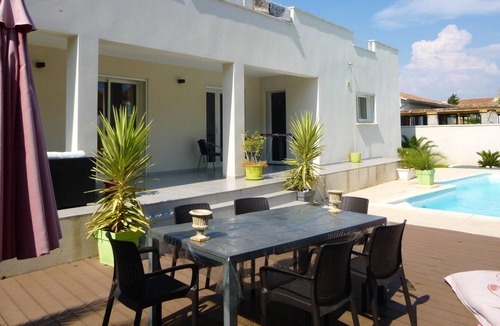 Avignon Villa | Homerez - Spacious villa With swimming pool
