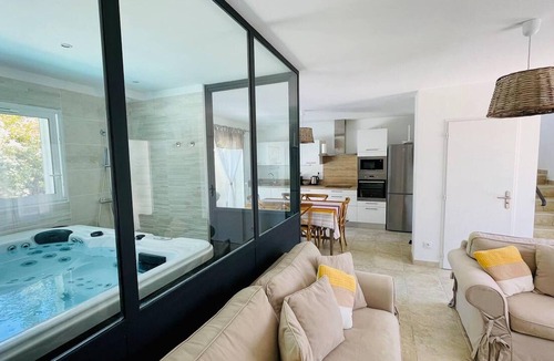 Uchaux Villa | Homerez - Villa for 8 ppl. with swimming-pool, jacuzzi and terrace at Uchaux