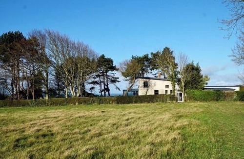 Commes House | House and workshop on a cliff in a protected site with unique sea view
