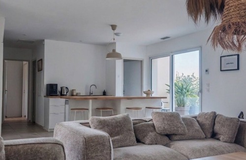 Cadenet House | House nestled among the pine trees between Cadenet and Lourmarin, with a pool