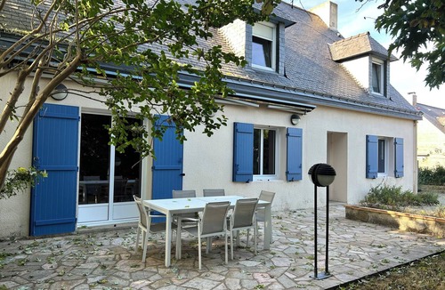 Guerande House | House that sleeps 14, 200 meters from the ramparts, the marshes, the beaches, and Brière