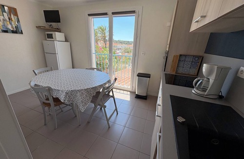 Le Brusc House | House with a view, located 3 minutes from the beaches and the town center, with parking