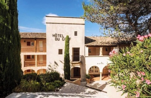 Pont Royal Apartment | In Provence, on an estate dedicated to sports and leisure.