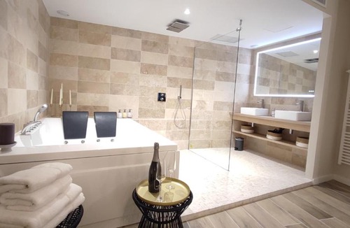 Roquefort-la-Bedoule Apartment | Instant Plaisirs - T2 60m2 avec Terrasse et Balnéo privative