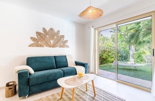 Valescure Apartment | Lécrin vert : Studio Moderne Jardin Piscine
