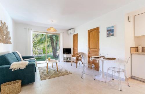 Valescure Apartment | Lécrin vert : Studio Moderne Jardin Piscine
