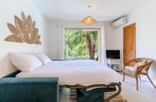 Valescure Apartment | Lécrin vert : Studio Moderne Jardin Piscine