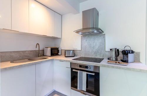 Valescure Apartment | Lécrin vert : Studio Moderne Jardin Piscine