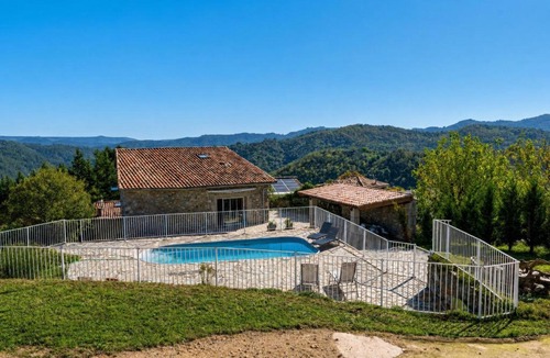 Pont-de-Labeaume Villa | L'art des Clés - Villa en pierre avec piscine privée