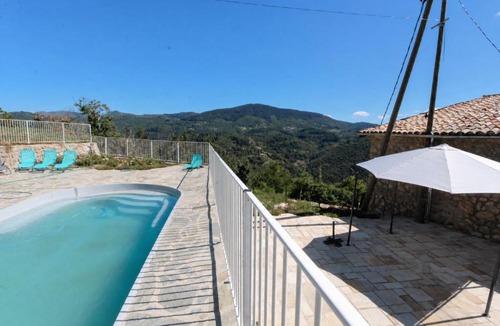 Pont-de-Labeaume Villa | L'art des Clés - Villa en pierre avec piscine privée