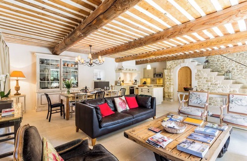 Maubec House | L'Eclat de Maubec, a farmhouse within walking distance of the village, with AC