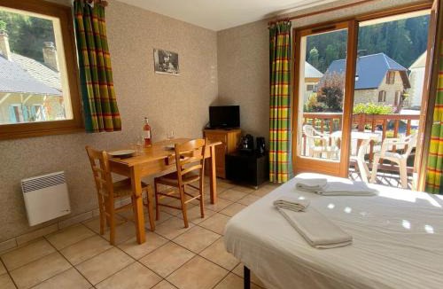 La Chapelle-en-Valgodemard Apartment | L'Edelweiss 1 - Piscine - WIFI