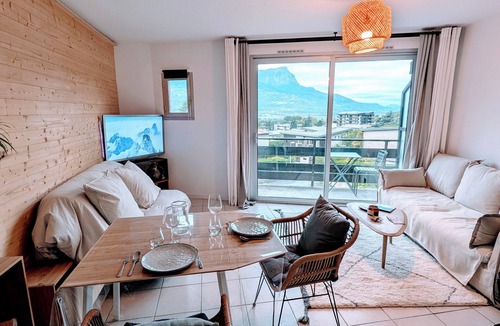 Embrun Apartment | L'Embrun du Lac - Mountain & Lake views - Water feature - Ideal location.