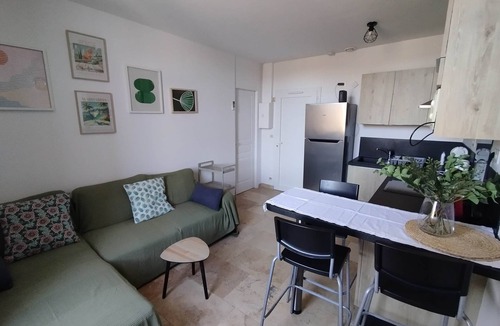 Carces Apartment | L'Escale en Provence: village center, air conditioning, wifi