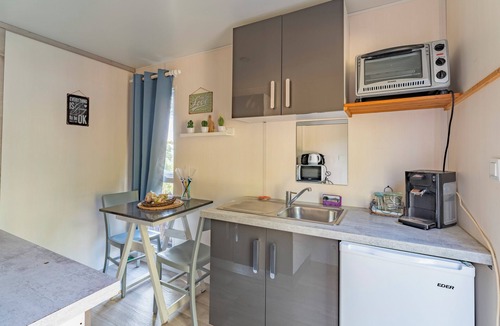 Villelaure Apartment | 'L'escale Zen De L'Oustaou' with Mountain View, Wi-Fi and Air Conditioning