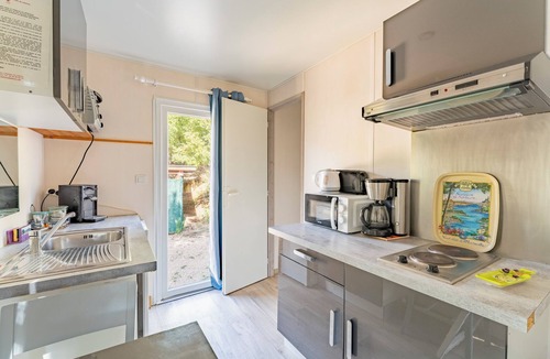 Villelaure Apartment | 'L'escale Zen De L'Oustaou' with Mountain View, Wi-Fi and Air Conditioning