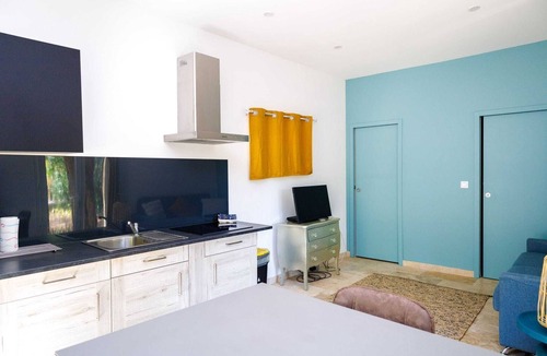 Uchaux House | L'ETANG DES CIGALES : Cosy, bright studio, natural pool, sleeps 2