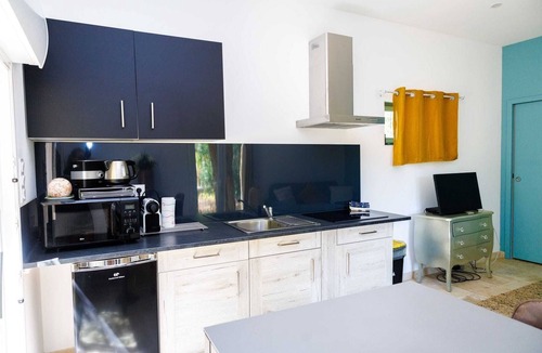 Uchaux House | L'ETANG DES CIGALES : Cosy, bright studio, natural pool, sleeps 2