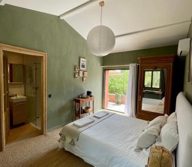 Fressac Bed & Breakfast | La Bartassade - Sublime chambre d'hôtes indépendante et moderne