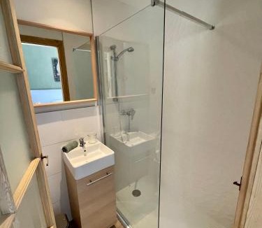 Fressac Bed & Breakfast | La Bartassade - Sublime chambre d'hôtes indépendante et moderne