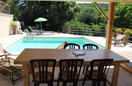 Saint-Paul-le-Jeune Apartment | La Fontaine De Gadilhe avec piscine