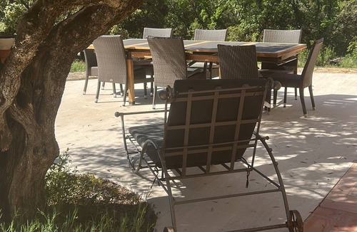 Saint-Hippolyte-le-Graveyron Bed & Breakfast | Large bedroom in quiet house between Mont Ventoux and Dentelles de Montmirail