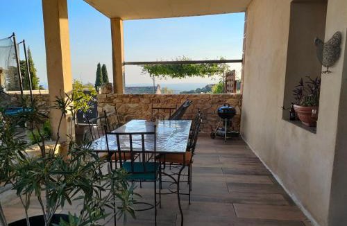 Le Barroux Apartment | La maison d'Yvette - Gîte avec piscine, terrasse privée et vue
