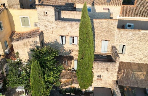 Saumane-de-Vaucluse House | La maison Haut-perché, townhouse with view and jacuzzi.