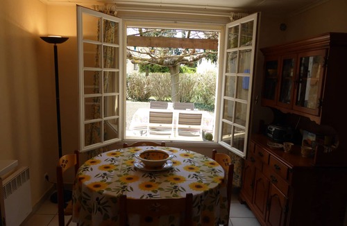 Rognonas Cottage | Large 2 Person Apartment with Air Conditioning & lovely private outdoor area