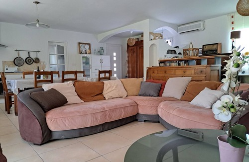 Le Thor House | Large air-conditioned family home in quiet enclosed garden with secure swimming pool