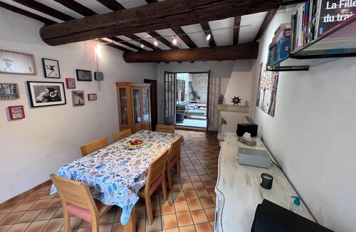 Beaucaire House | Large house near the canal with a charming patio featuring a glass roof