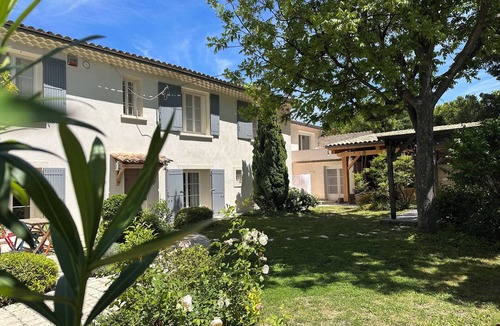 Le Thor Villa | Large, quiet family farmhouse, bowling green, fenced garden and private swimming pool
