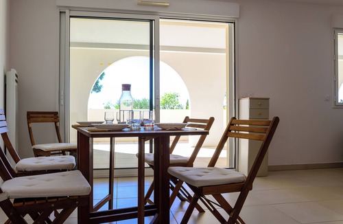 La Londe-les-Maures Apartment | Large sunny terrace sea view-Beach walking distance-T2 air conditioning, parking
